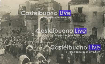 foto 10 Piazza san Leonardo e, sullo sfondo, l'area occupata dalla Porta omonoma in una foto del 1932 scattata in occasione della processione di sant'Antonio