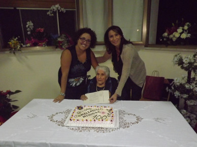 CASTELBUONO: L’AMMINISTRAZIONE COMUNALE FESTEGGIA I 100 ANNI DELLA PROPRIA CONCITTADINA GIROLAMA SIDELI (NONNA MOMMINA)