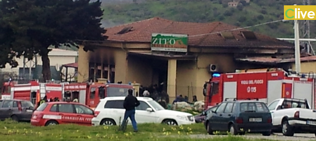 Grave incendio a Castelbuono: in fiamme i locali di un noto mobiliere