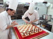 Fiasconaro omaggia lo scacchista Antonio Ingroia con un’opera di cioccolato decorata dal castelbuonese Francesco Baio