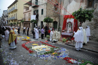 Domenica 22 giugno a Castelbuono la processione del Corpus Domini con l’Infiorata di “carti rizzi”
