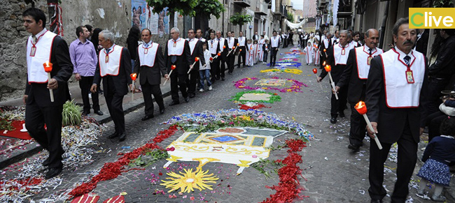 Domenica 22 giugno a Castelbuono la processione del Corpus Domini con l’Infiorata di “carti rizzi”