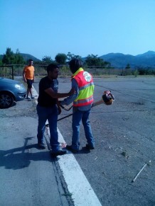 I volontari dell'Associazione Volontariato Ypsigro ripuliscono dalle erbacce l'area dell'eliporto