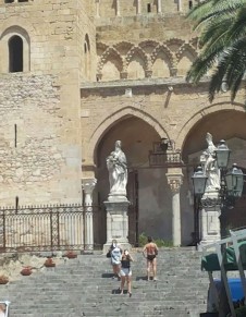In mutande davanti al Duomo. Scandalo a Cefalù