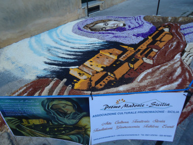 L'Associazione Culturale Promomadonie di Castelbuono in collaborazione con gli infioratori castelbuonesi ha realizzato un bozzetto floreale in Omaggio a Sant'Anna Patrona di Castelbuono. Il bozzetto sarà visibile fino al 27 luglio 2014 in Via Sant'Anna.