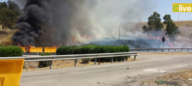 Inferno di fuoco a Tremonzelli.  Auto in fiamme: torna la paura