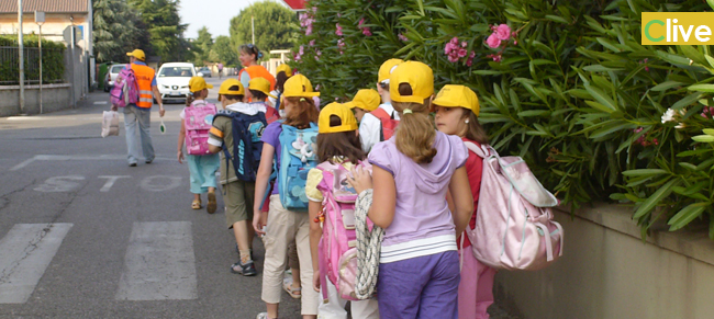  l’Amministrazione Comunale di Castelbuono organizza il PEDIBUS, un’attività di accompagnamento a piedi dei bambini dal capolinea fino alla scuola