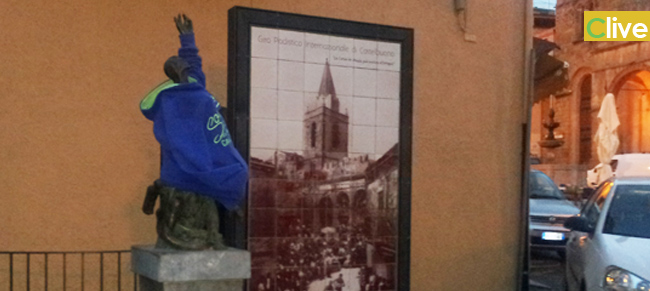Castelbuono: goliardia al Monumento del Giro Podistico. La statua indossa una felpa sportiva