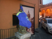 Castelbuono: goliardia al Monumento del Giro Podistico. La statua indossa una felpa sportiva